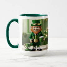 Un lindo Leprechaun sosteniendo una taza de café v