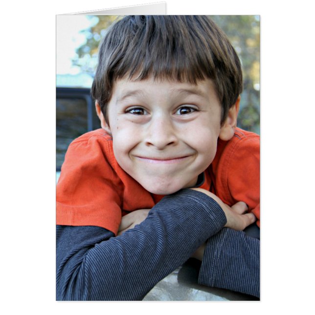 Un niño coqueteando una tarjeta (Frente)