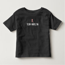 Un niño negro solo camiseta