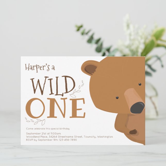Un Oso Salvaje Que Parece La Primera Invitación De (Anverso de pie)