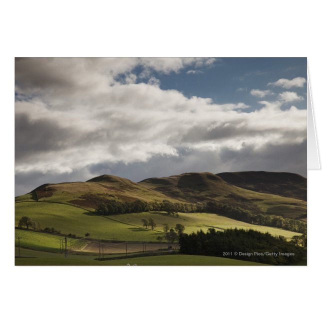 Un Paisaje Con Colinas Y Nubes En La Parte Superio (Anverso (Horizontal))