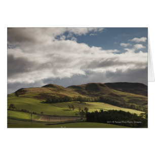 Un paisaje con Rolling Hills y las nubes de arriba