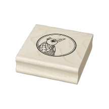 Un pájaro tuerto en un sello de arte de la madera 