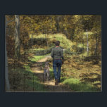 Un paseo por el rompecabezas de los bosques de oto<br><div class="desc">Esta obra de arte digital original,  creada en DAZ3D por el artista Jayne Wilson,  muestra una escena relajante de un hombre y su perro paseando por un bosque otoñal.</div>
