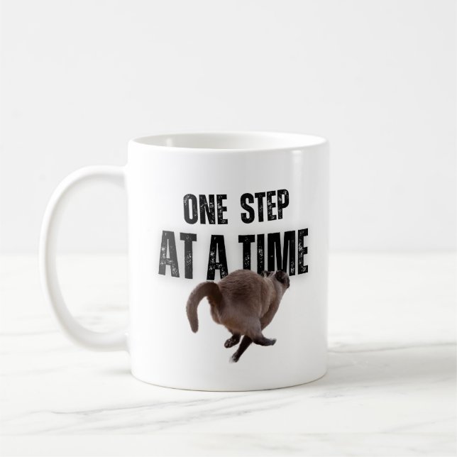 Un paso a la vez gato gris taza de café (Izquierda)