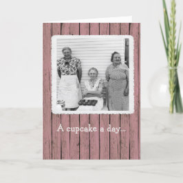 Un pastel con una tarjeta de cumpleaños diaria