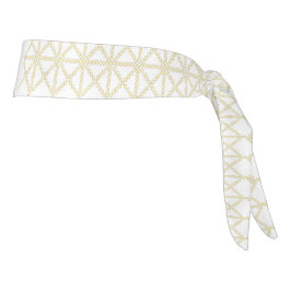 un patrón geométrico blanco y dorado