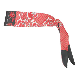 un patrón rojo y negro con flores sobre él
