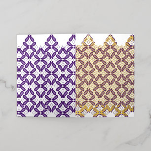 Un patrón simétrico con blanco y morado