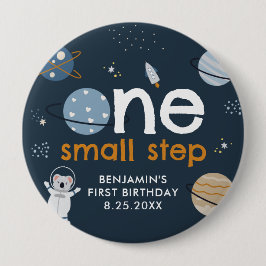 Un pequeño botón de primer cumpleaños en el espaci
