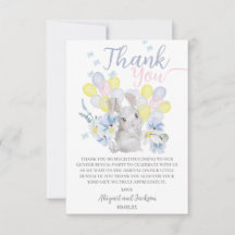 Un pequeño conejo está en camino, tarjeta de agrad