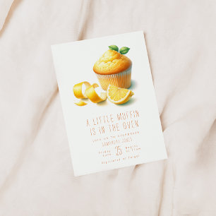 Un Pequeño Muffin Está En La Invitación De Baby Sh