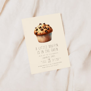 Un Pequeño Muffin Está En La Invitación De Baby Sh