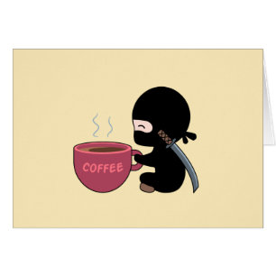 Un pequeño Ninja con un gran tazón de café en blan