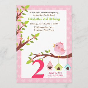 Un pequeño rosa de la invitación del cumpleaños