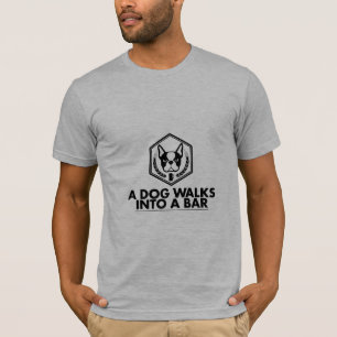 Un perro camina en una barra - camiseta blanco y
