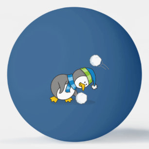 Un pingüino con una bola de nieve