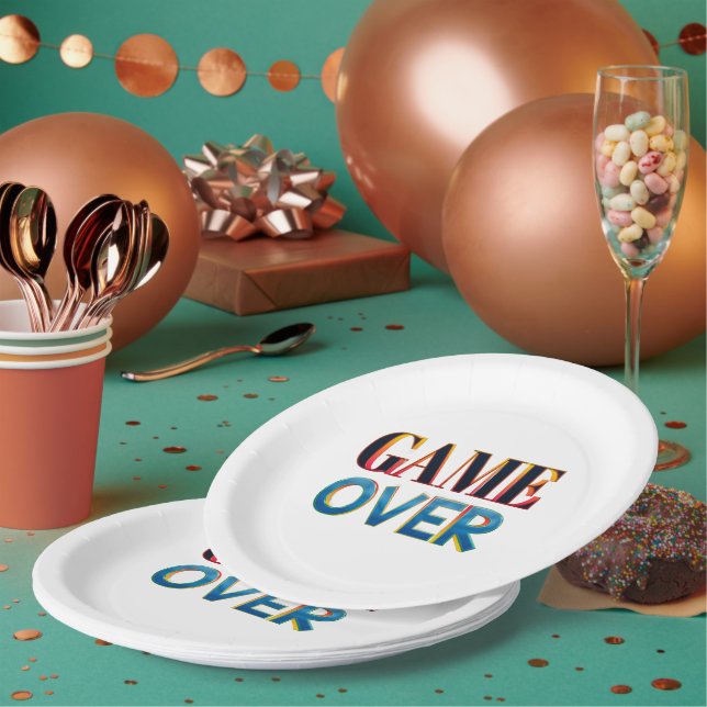 Un plato de papel blanco con "GAME OVER" en negrit (Multi)