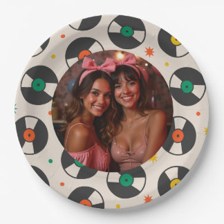 Un plato de papel para fiestas retro con una foto