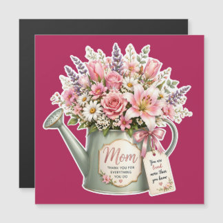 Un ramo de flores en una regadera para mamá