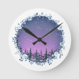 Un reloj de pared al anochecer de invierno