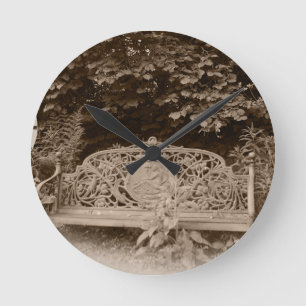 Un reloj de pared con una mirada pasada de moda