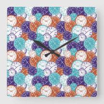 Un reloj de pared cuadrado con caras de reloj supe