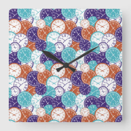 Un reloj de pared cuadrado con caras de reloj supe