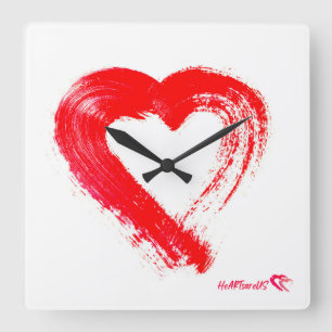 Un reloj de pared del corazón rojo
