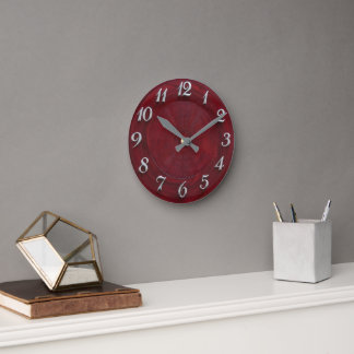 Un reloj de pared inspirado en el antiguo vidrio r