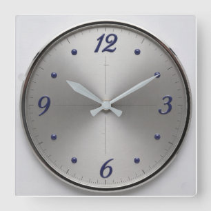 Un reloj de pared modernista de color plata
