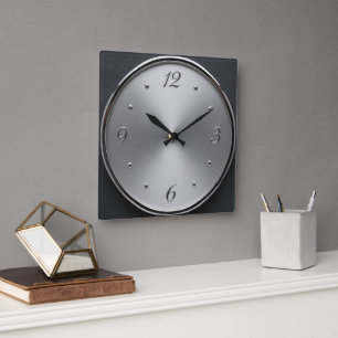 Un reloj de pared modernista de color plata