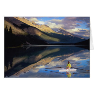 Un remero en el lago Banff en Canadá MR)