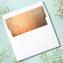 Un sendero forestal con caza al atardecer
