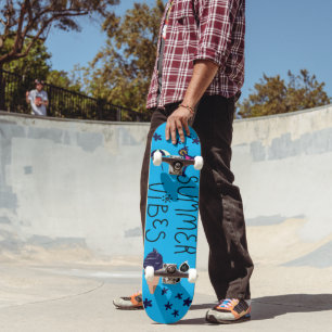 Un skateboard con un diseño vibrante.