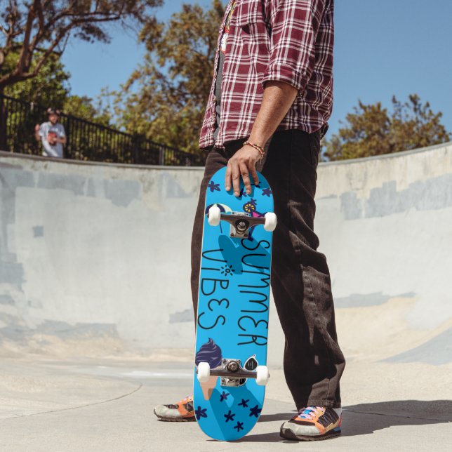 Un skateboard con un diseño vibrante.  (Exterior 2)