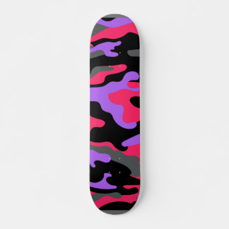 Un skateboard con un diseño vibrante.