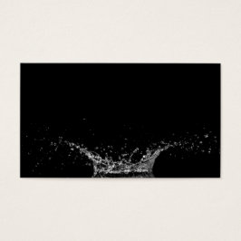 Un solo chorro de agua en un fondo negro