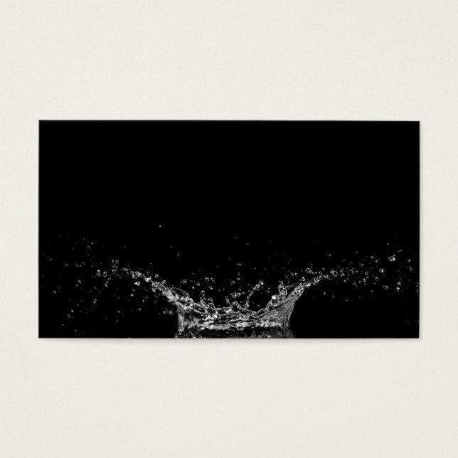 Un solo chorro de agua en un fondo negro (Frente)