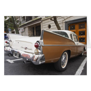 Un Studebaker Silver Hawk Classic Car estacionado 