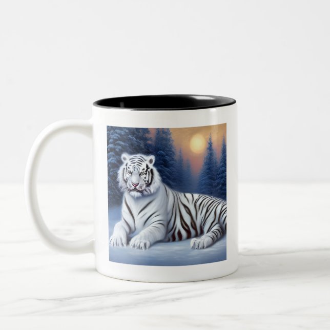 Un tigre blanco sentado en la taza del café de nie (Izquierda)