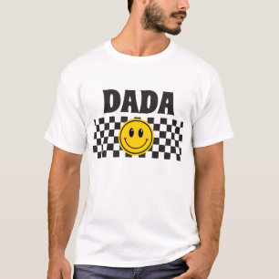 Un tío feliz sonriendo con la camiseta de papá