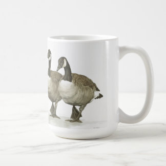 Un trío de la taza de los gansos de Canadá