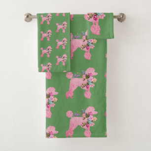 Un único perro caniche de color rosado en verde