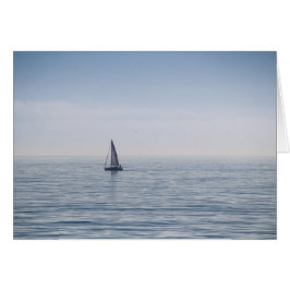 Un velero en un mar tranquilo