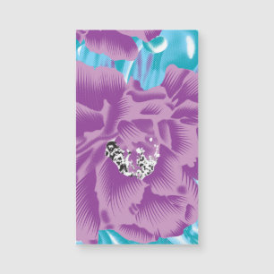 Un vibrante diseño textil con tonos púrpura y turq