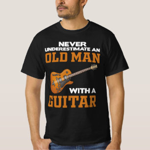 Un Viejo Con Una Camiseta Negra De Guitarra