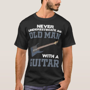 Un Viejo Con Una Camiseta Negra De Guitarra