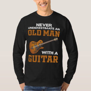 Un Viejo Con Una Camiseta Negra De Guitarra