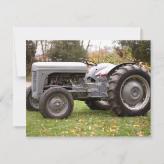 Un viejo tractor en caída